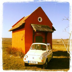 Fiat 500 Kombi vor der Villa Endlich.