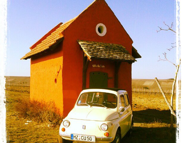 Fiat 500 Kombi vor der Villa Endlich.