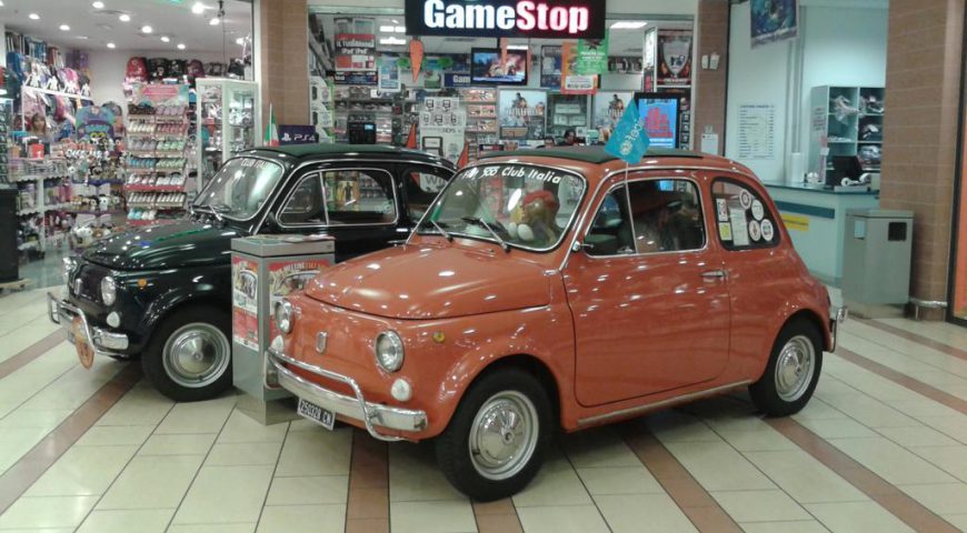 Fiat 500 im Coop Le Serre Albenga